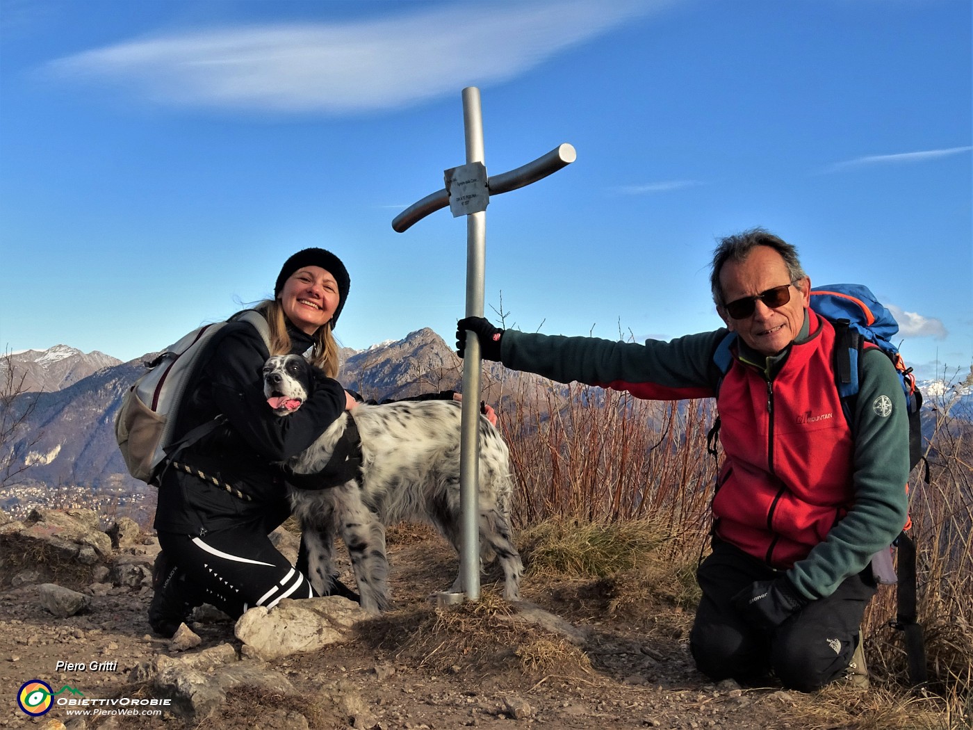 03 Alla crocetta di vetta del Podona (1227 m) con vista sul Monte Alben.JPG